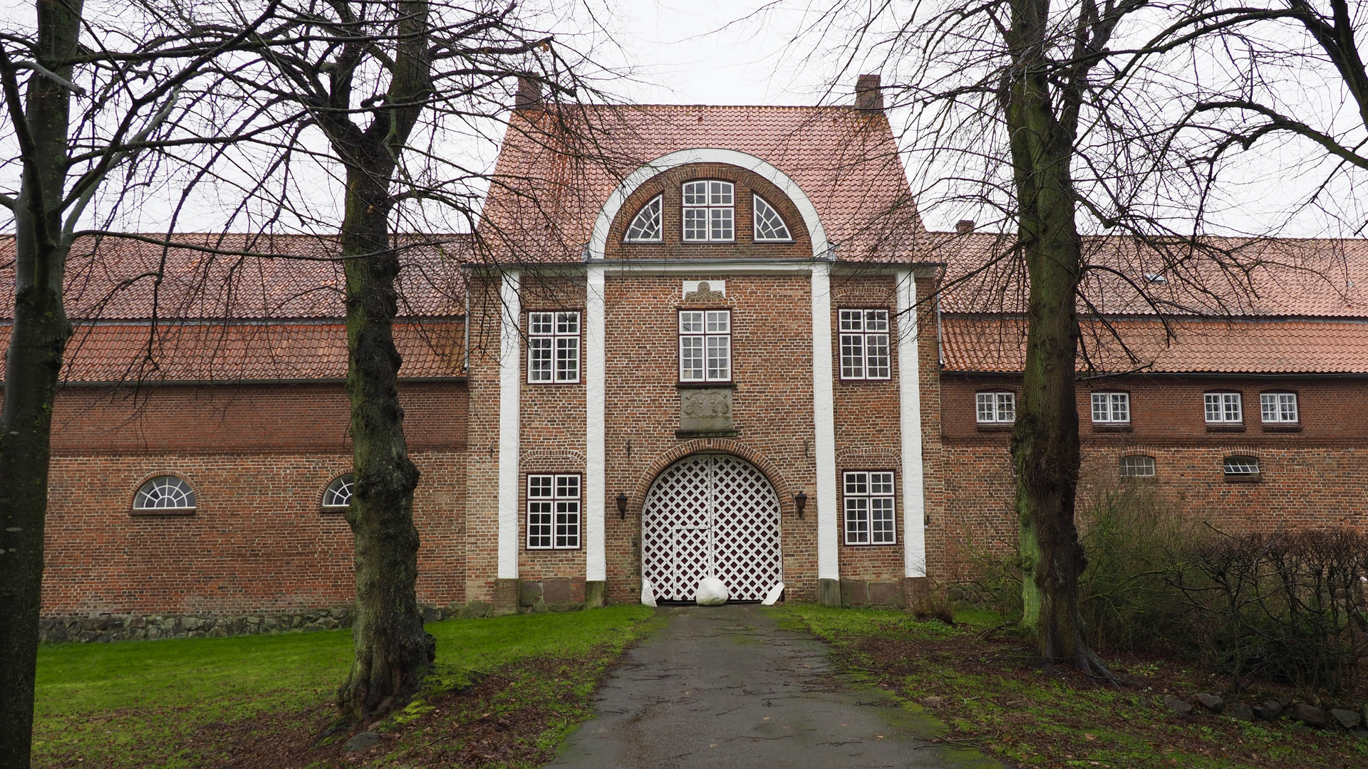 Torhaus Gut Quarnbek mal mit geschlossenem Tor