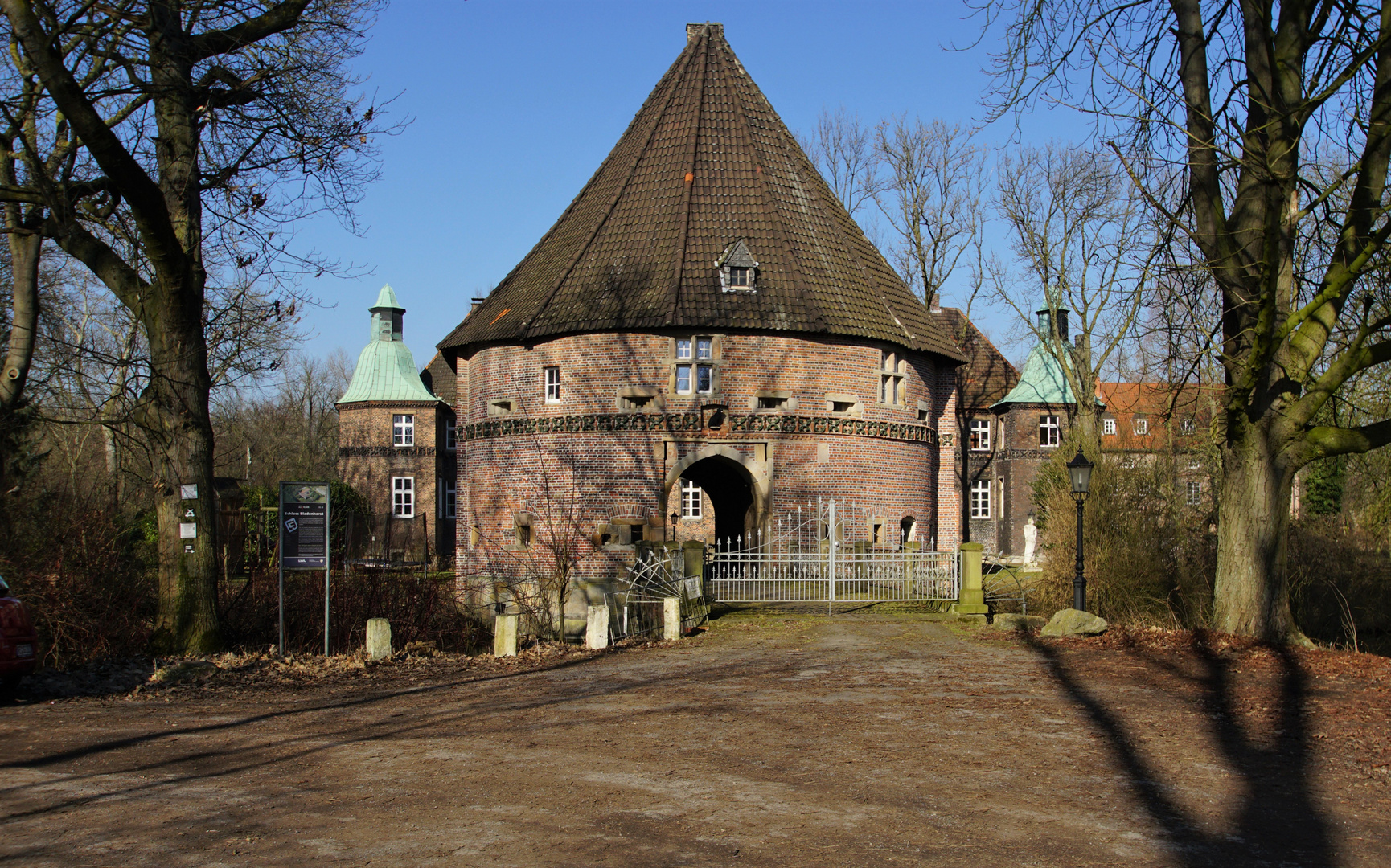 Torhaus von Schloss Bladenhorst....