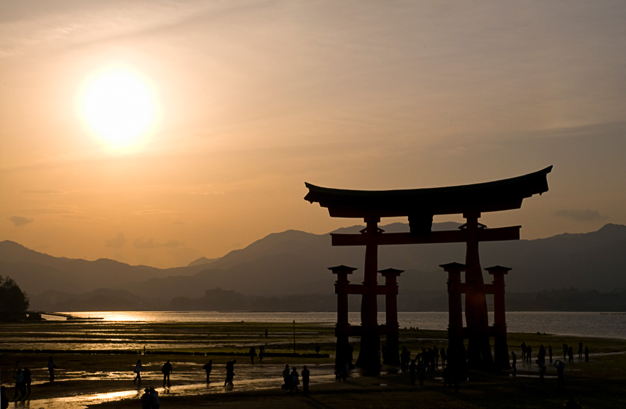 Torii des Itsukushima Schreins in der Abendstimmung