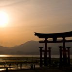 Torii des Itsukushima Schreins in der Abendstimmung