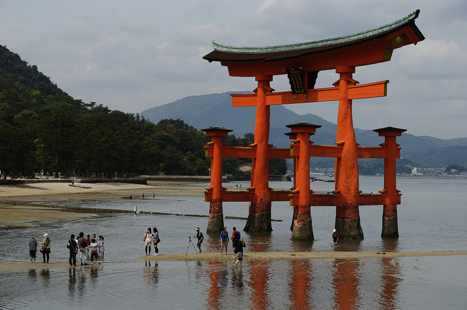 Torii Tor Miyajima bei Ebbe