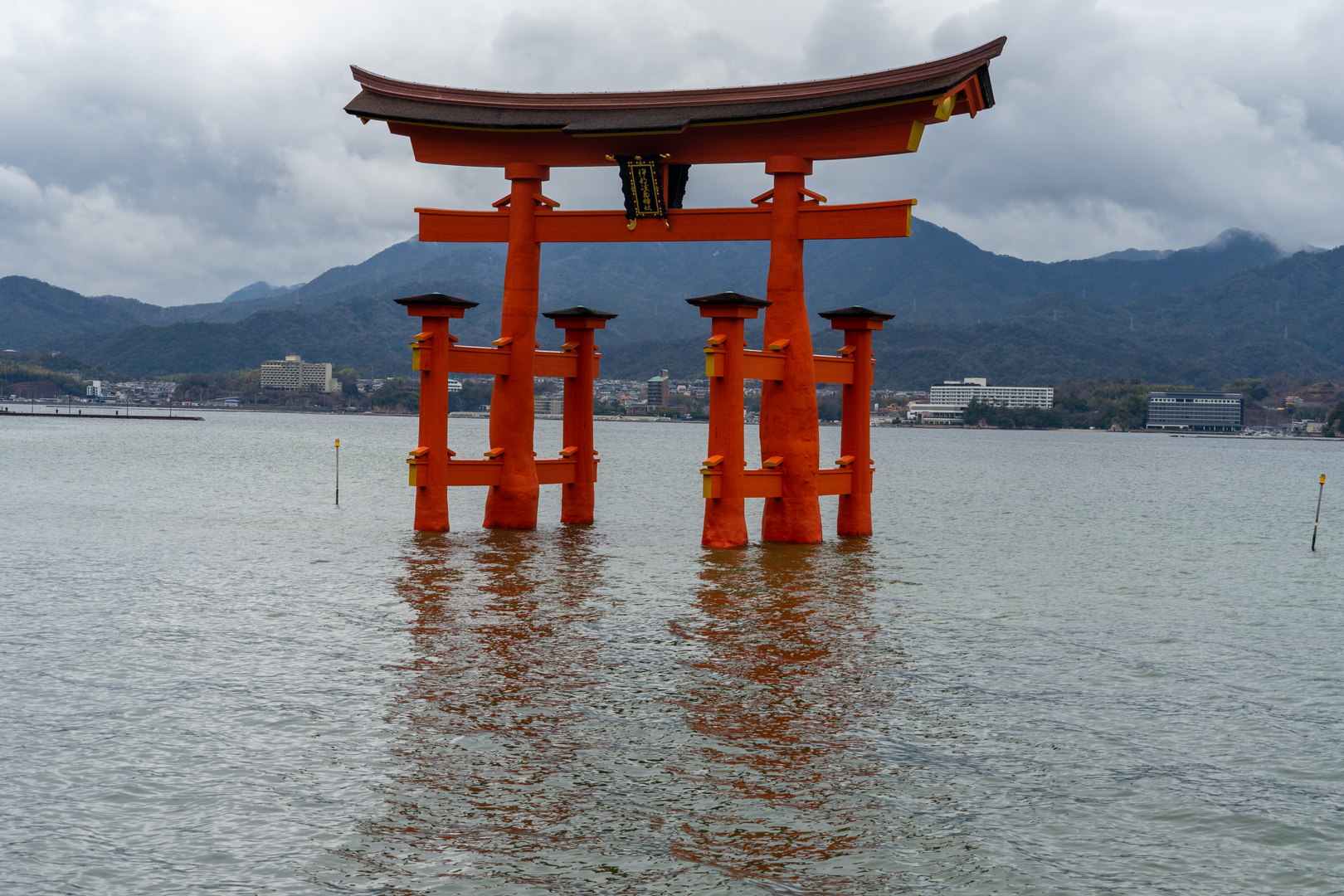 Torii vor dem Itsukushima-Schrein auf Miyajima