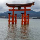 Torii vor dem Itsukushima-Schrein auf Miyajima