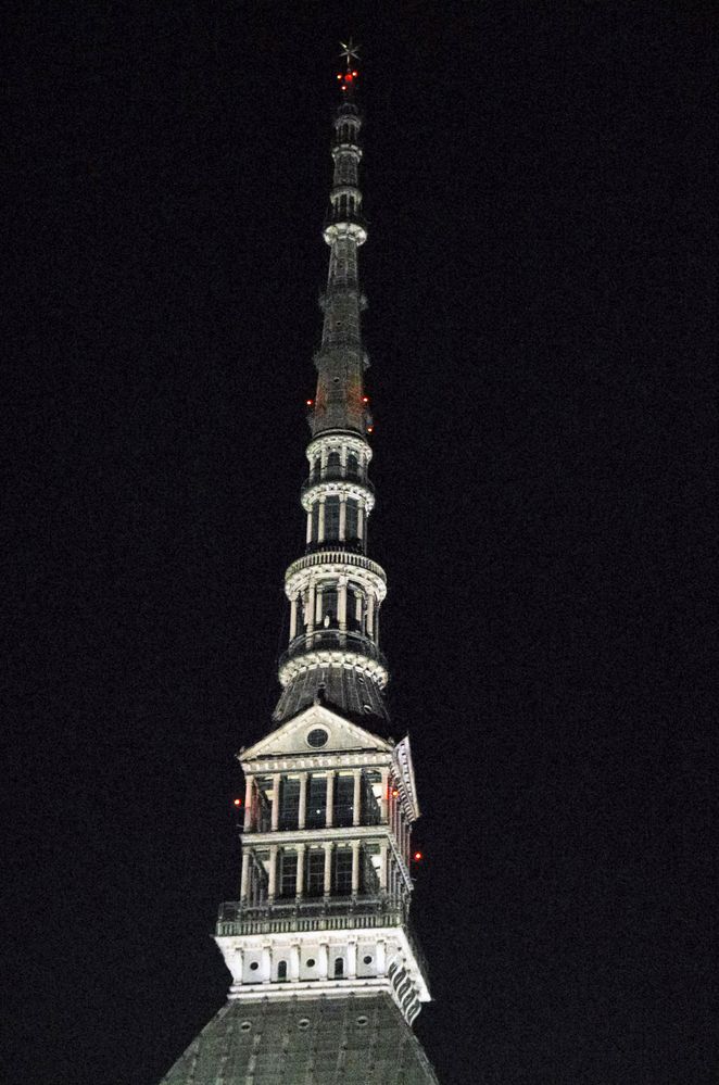 Torino: dettaglio della Mole Antonelliana.