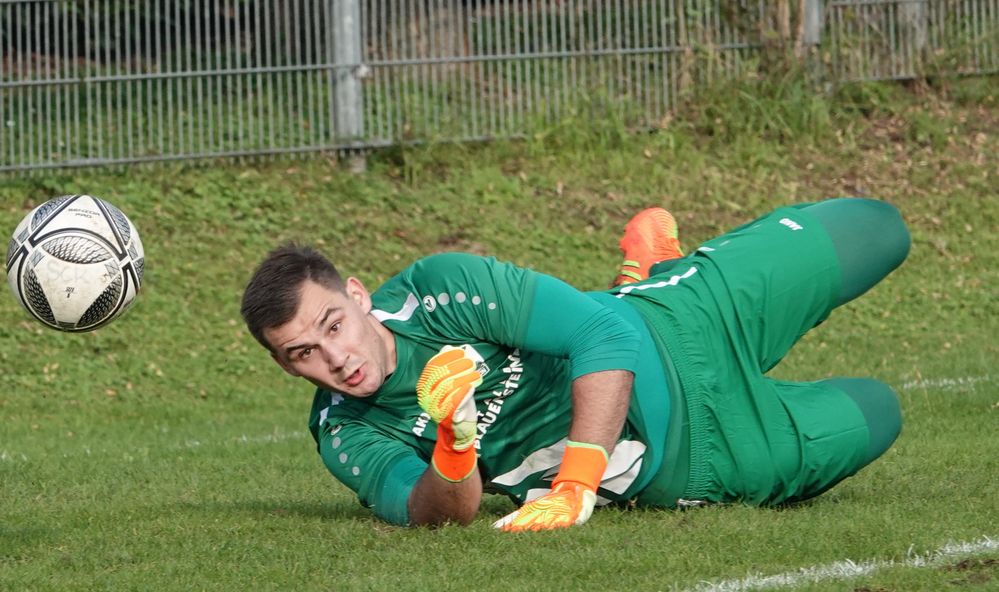 Tormann hält Foto & Bild menschen Bilder auf