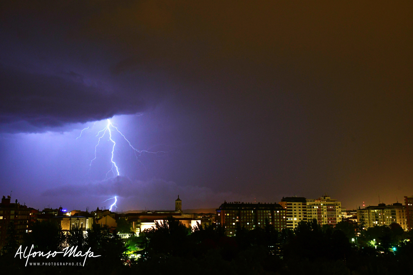 TORMENTA en Valladolid. Rayo junto a la Catedral