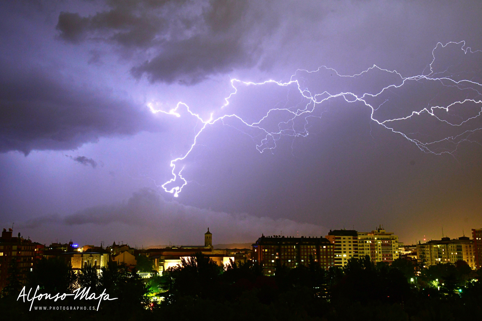 TORMENTA en Valladolid. Rayos junto a la Catedral