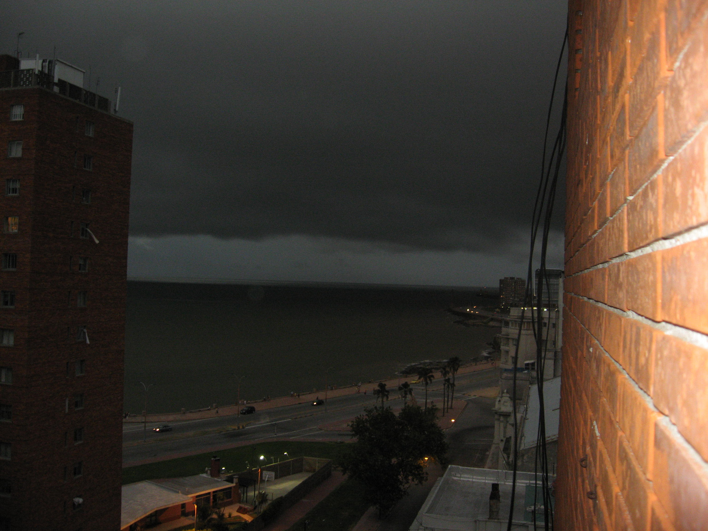 Tormenta sobre el Río de la Plata 2 - Montevideo