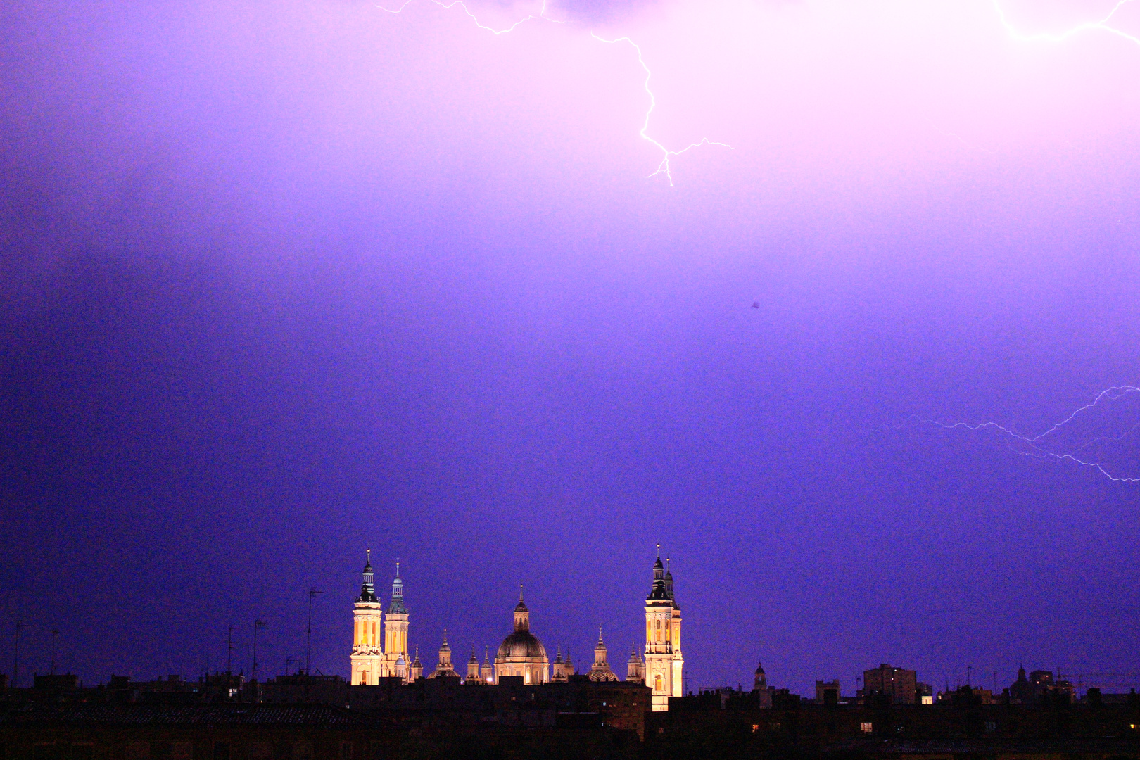 Tormenta violeta.