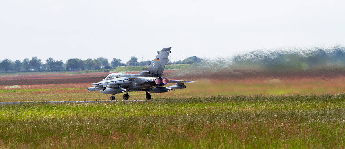 Tornado rast dem Abheben entgegen