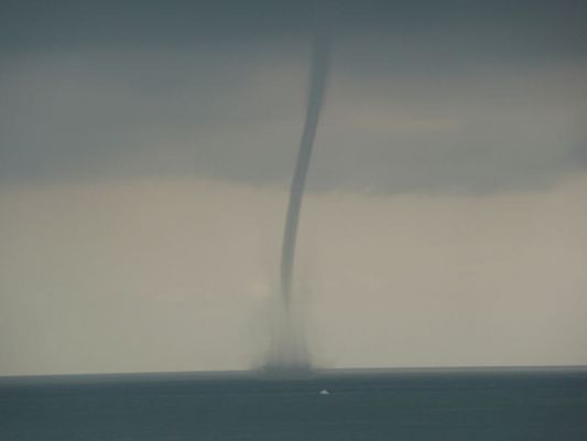 Tornado y barco