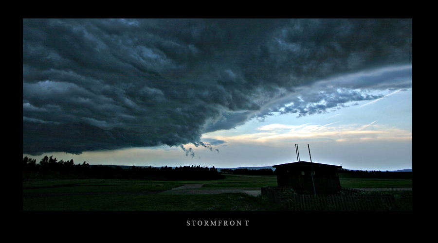 Tornadoide Anmutung einer Gewitterfront auf der Wasserkuppe