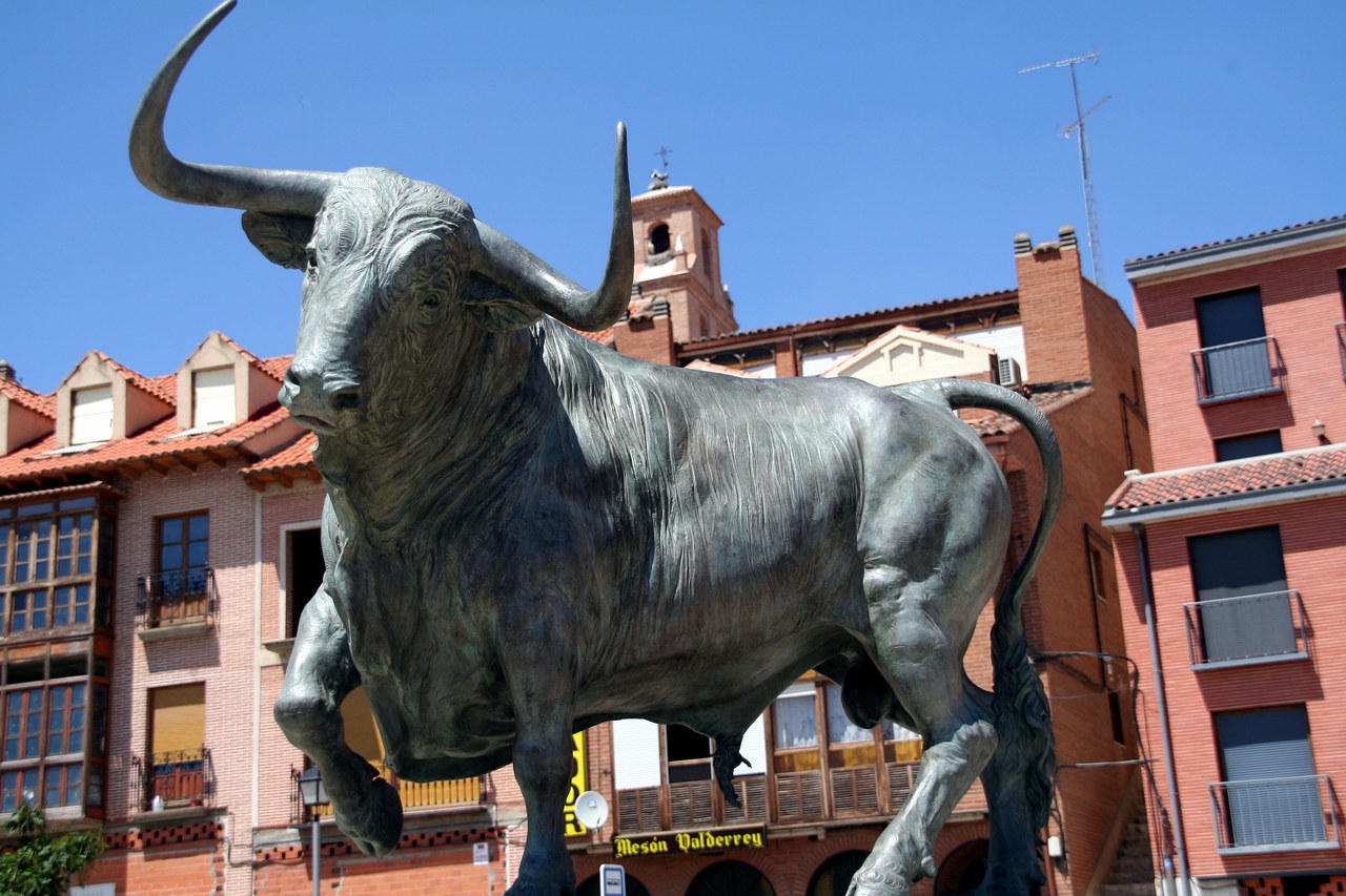 Toro de la Vega monumental esculpido en Tordesillas (Valladolid).