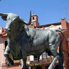Toro de la Vega monumental esculpido en Tordesillas (Valladolid).
