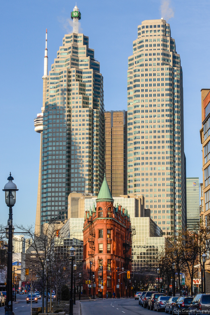 Toronto Gooderham / Flatiron Building mit CN Tower