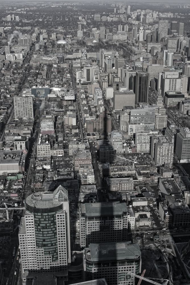 Toronto im Schatten des CN Tower - Versuch in schwarz / weiß