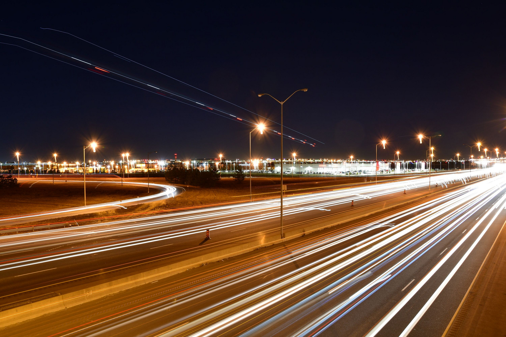 Toronto,Highway 401 und Flieger landet