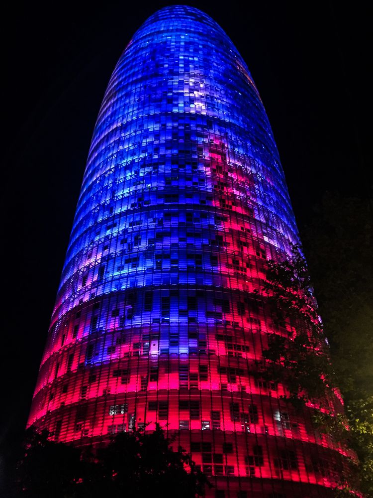 Torre Agbar bei Nacht