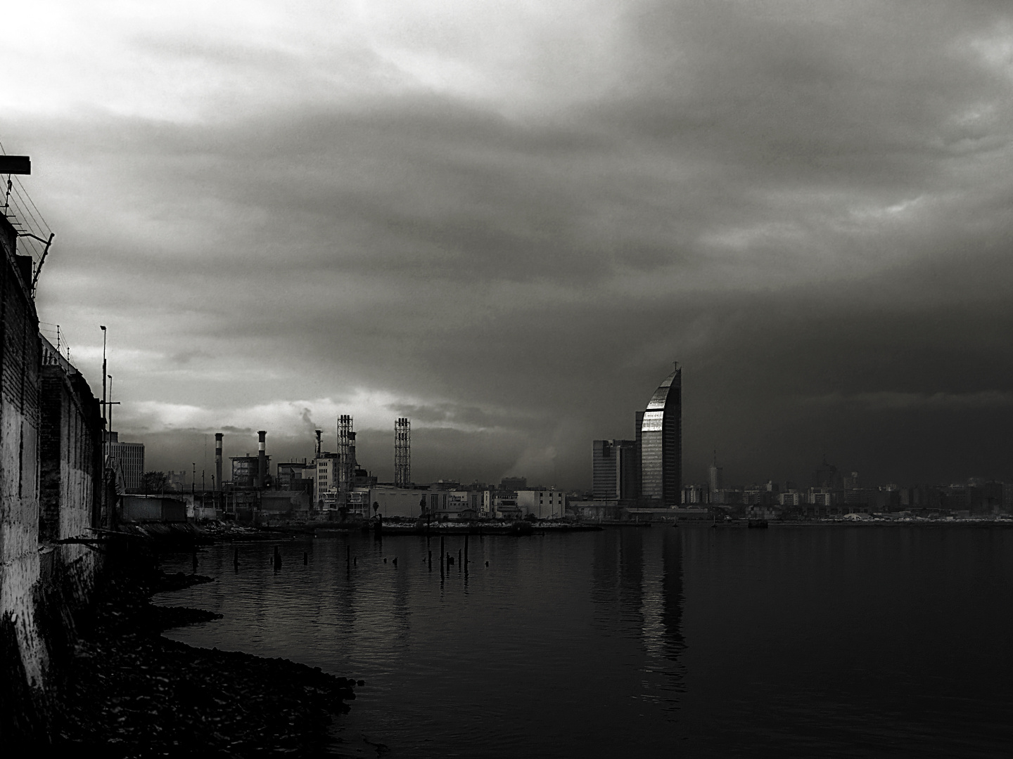 Torre de las Comunicaciones ("La Banana") desde la bahía de Montevideo