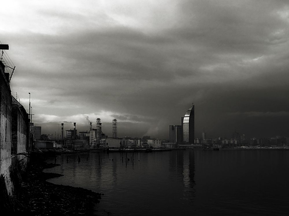 Torre de las Comunicaciones ("La Banana") desde la bahía de Montevideo von iTOrEX 