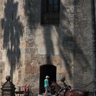 torre del oro y turistas