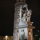 torre di pisa di notte