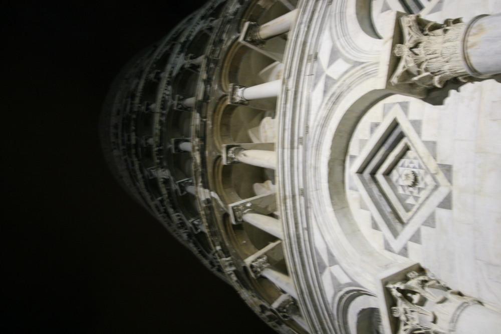 torre di pisa di notte