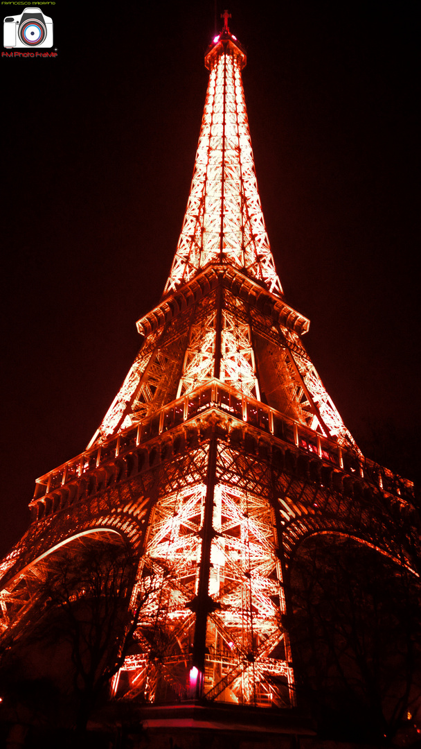 Torre Eiffel, Red - 2015