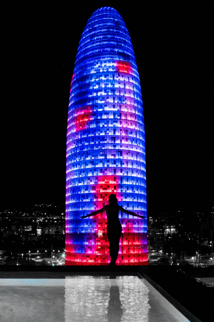 Torre Glories bei Nacht