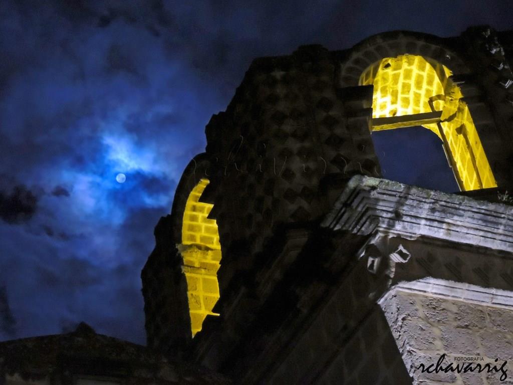 Torre inconclusa de Belén en noche de Luna