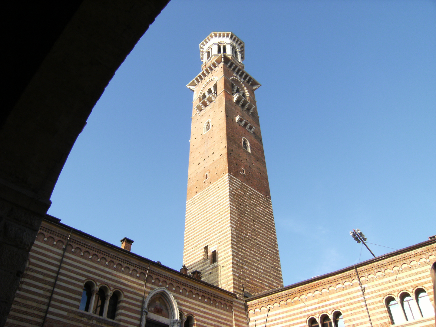 Torre Lamberti nel cielo azzurro...