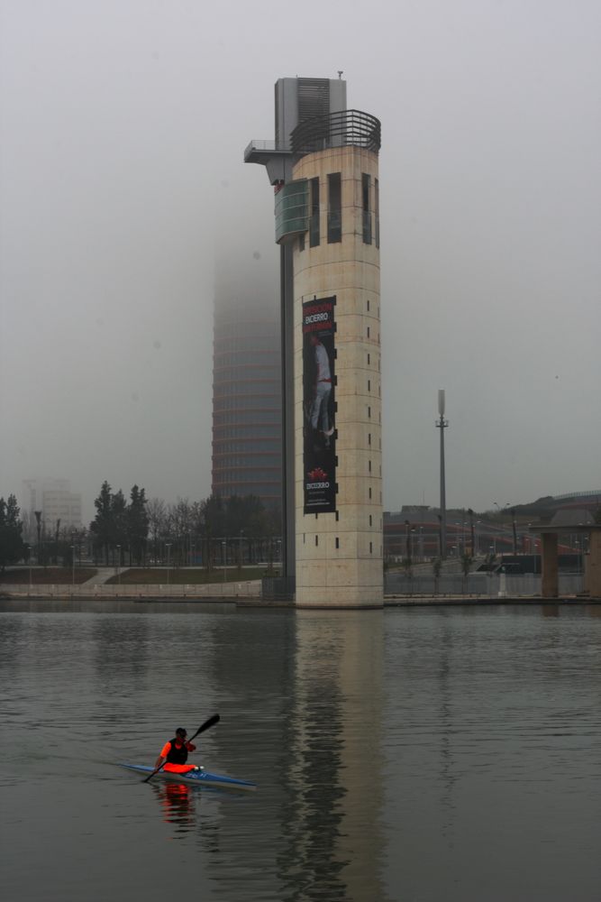 Torre Pelli perdida en la niebla. 