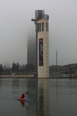 Torre Pelli perdida en la niebla. 