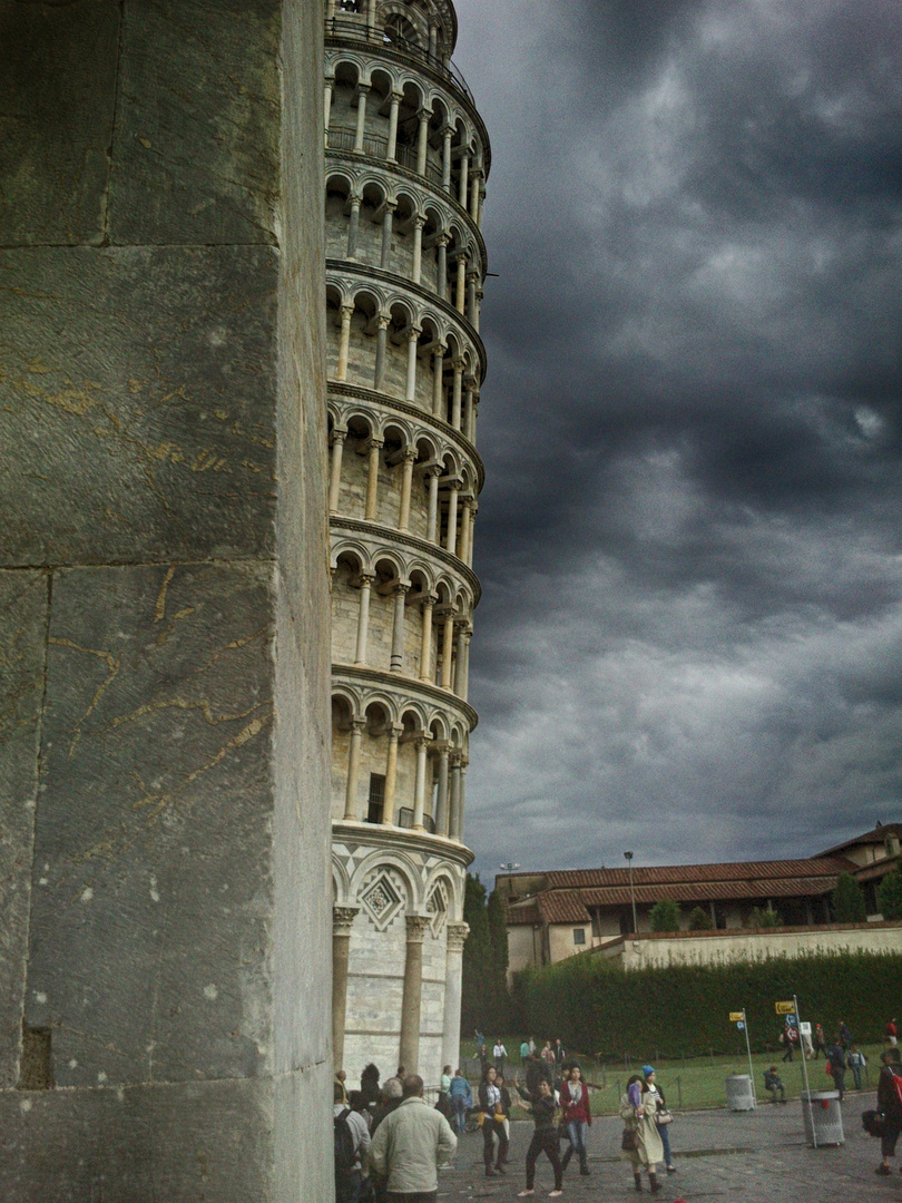 Torre pendente in un giorno cupo