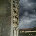 Torre pendente in un giorno cupo