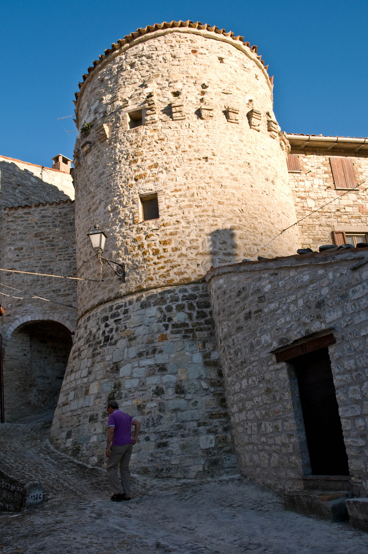 Torre rotonda a Castelletta di Fabriano (AN)