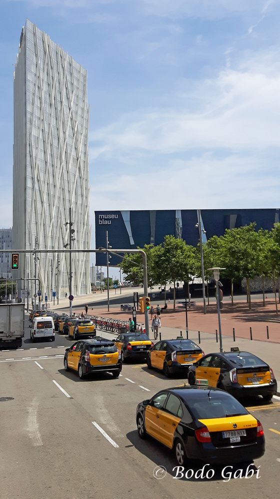 Torre Telefonica Diagonal und Museu blau