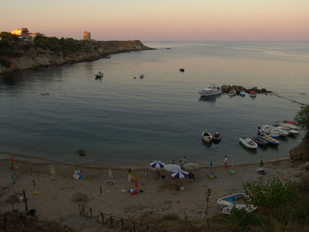 Torre vecchia vista da una spiaggetta calabrese