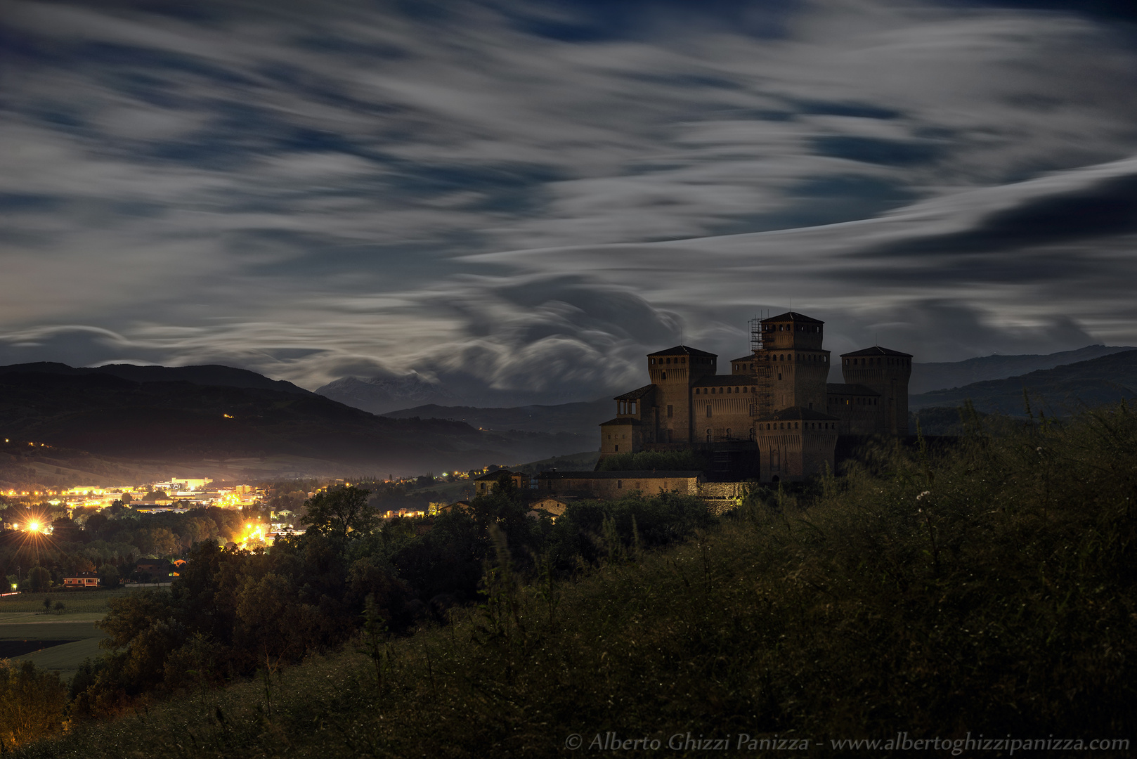 Torrechiara illuminata dalla luna