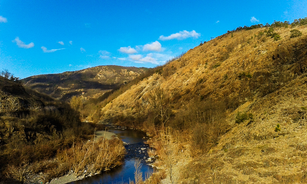 Torrente al sole invernale