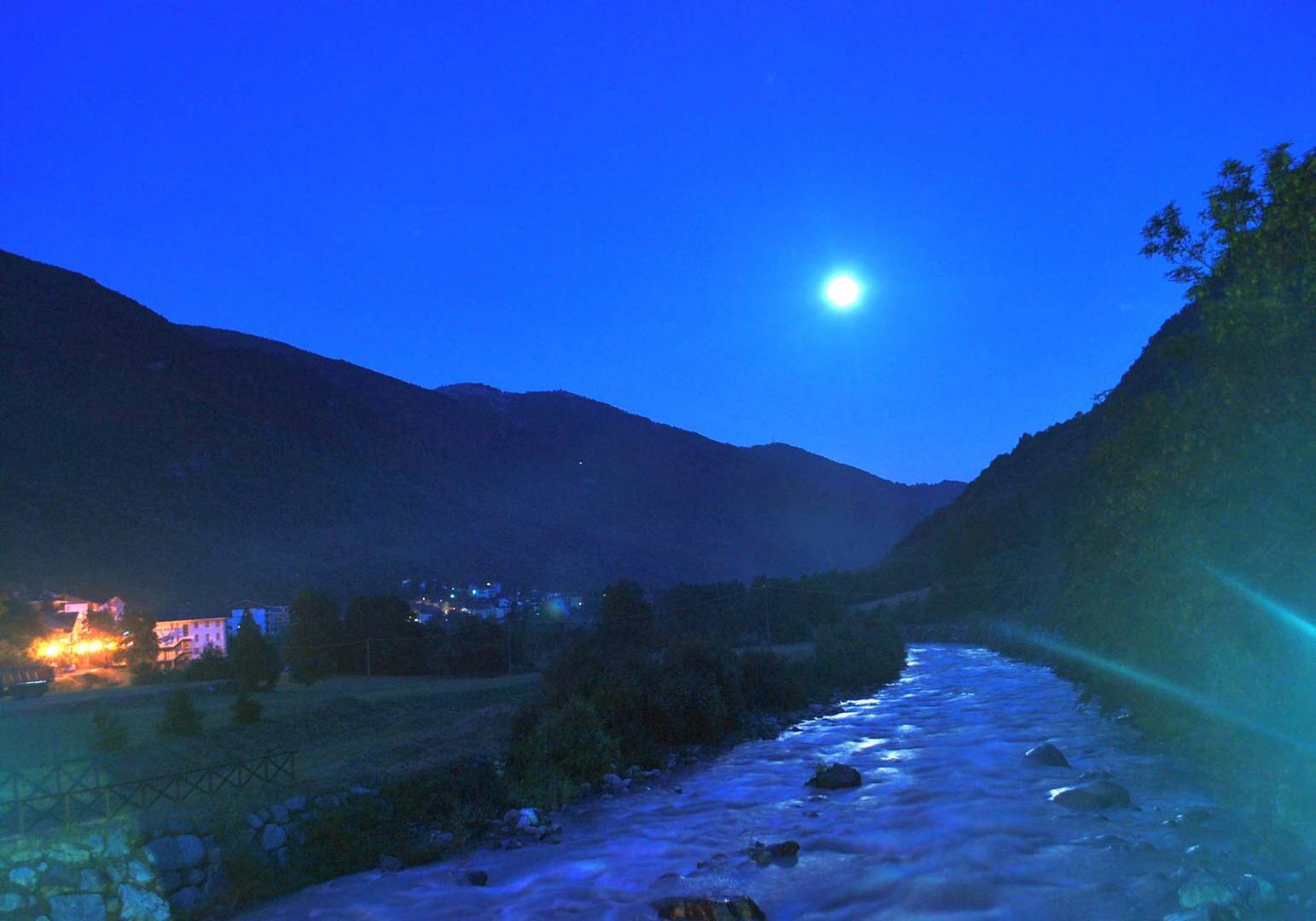 torrente sotto la luna