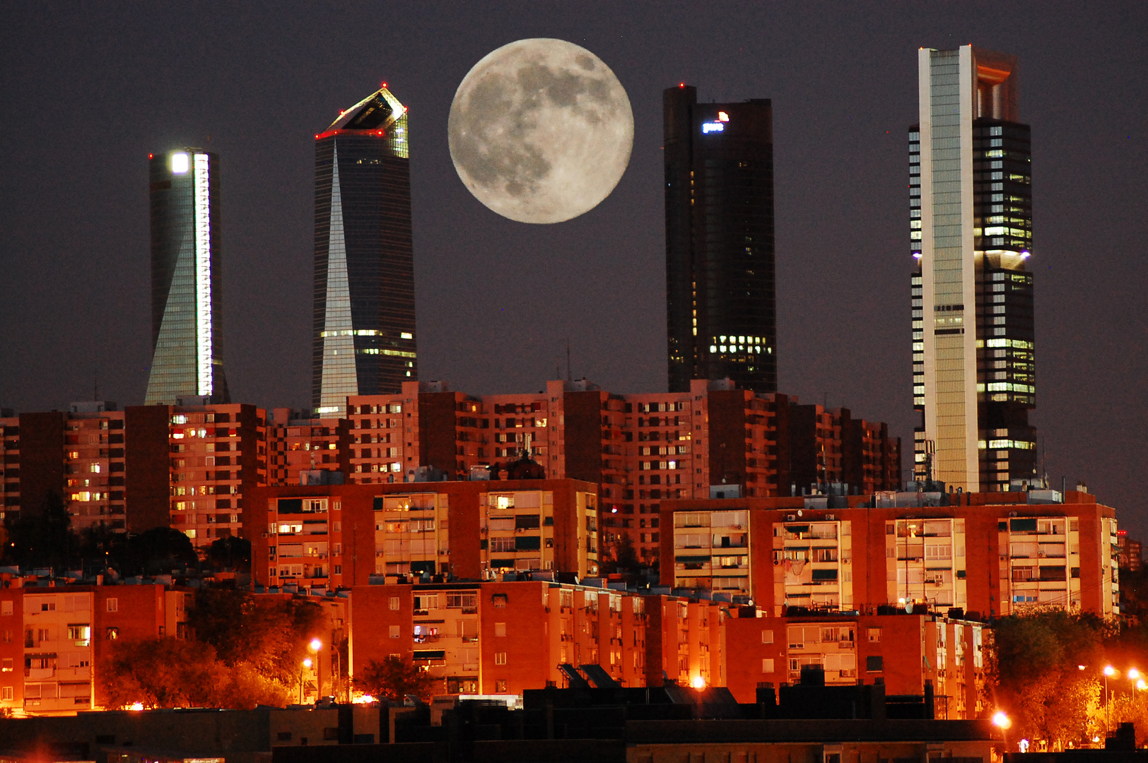 Torres con luna