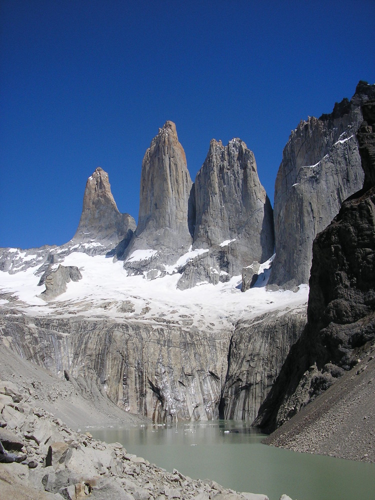 Torres del Paine in Tiefblau