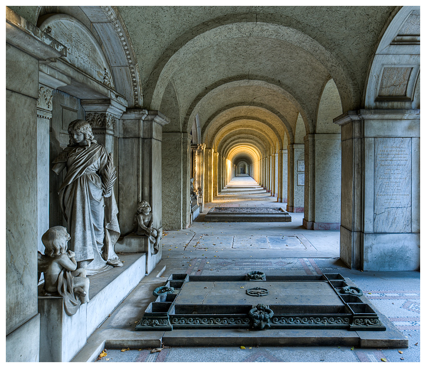 Torwächter im Gruftgang des Hauptfriedhofs Frankfurt - HDR