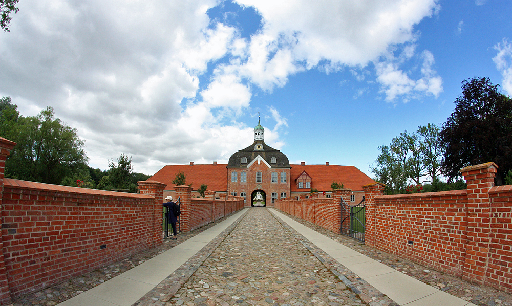 Torweg zum Gut Hasselburg (Ostholstein)