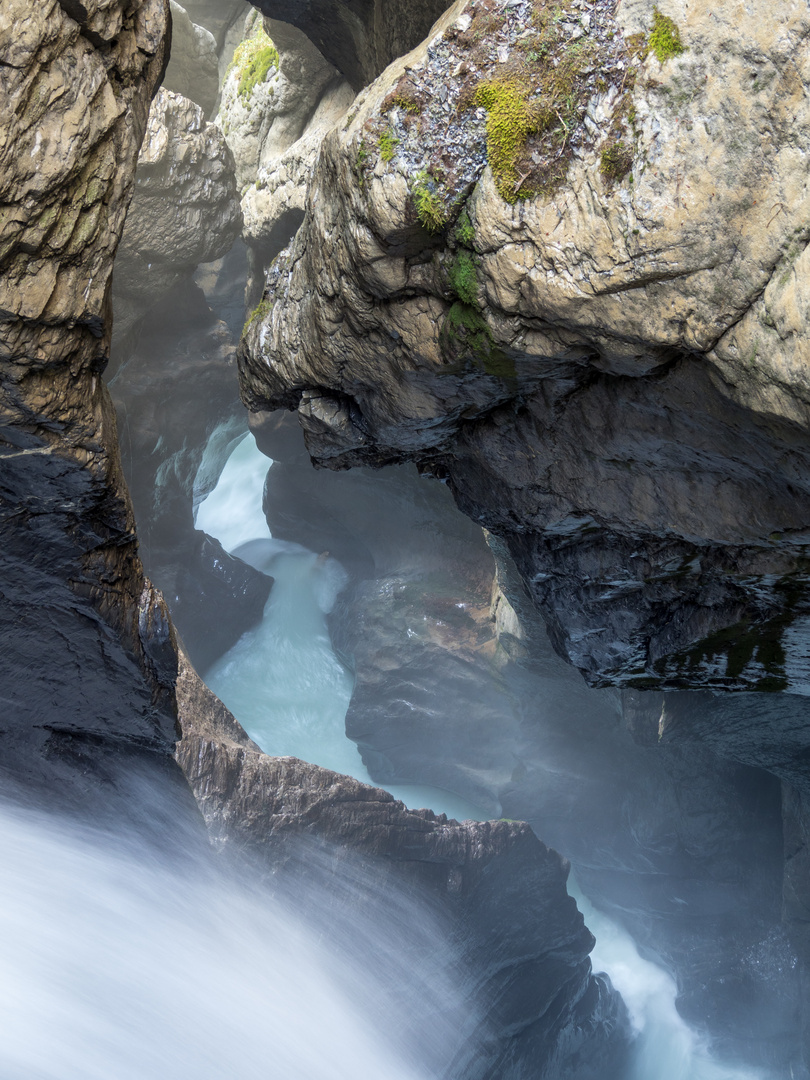 Tosende Wasser der Trümmelbachfälle im Lauterbrunnental