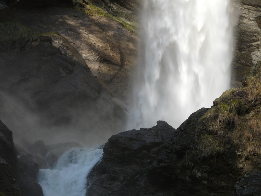 Tosendes, stiebendes Wasser