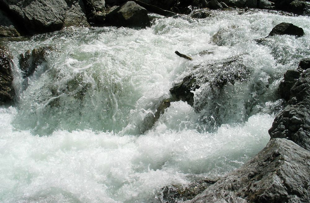 Tosendes Wasser von Gerhard Sickha 