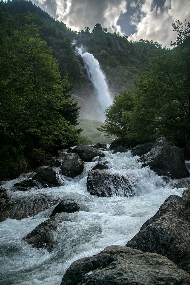 Tosendes Wasser