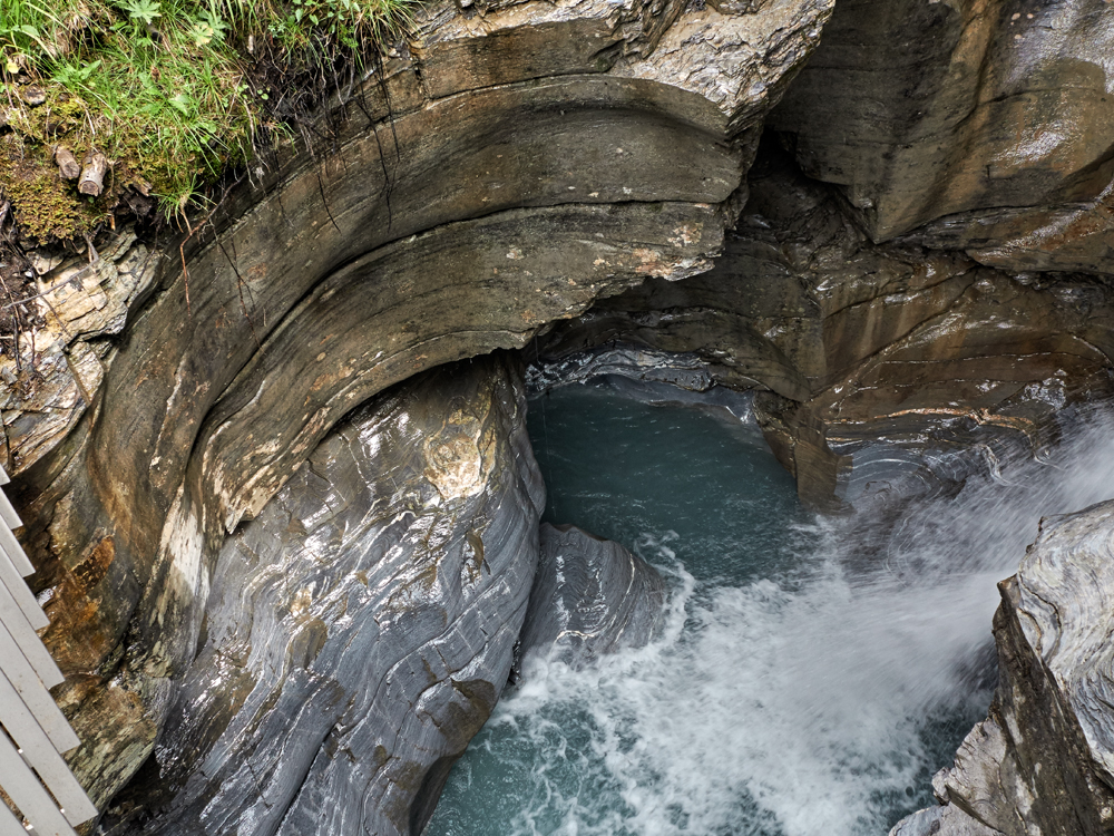 Tosendes Wasser im Bergbach Flem